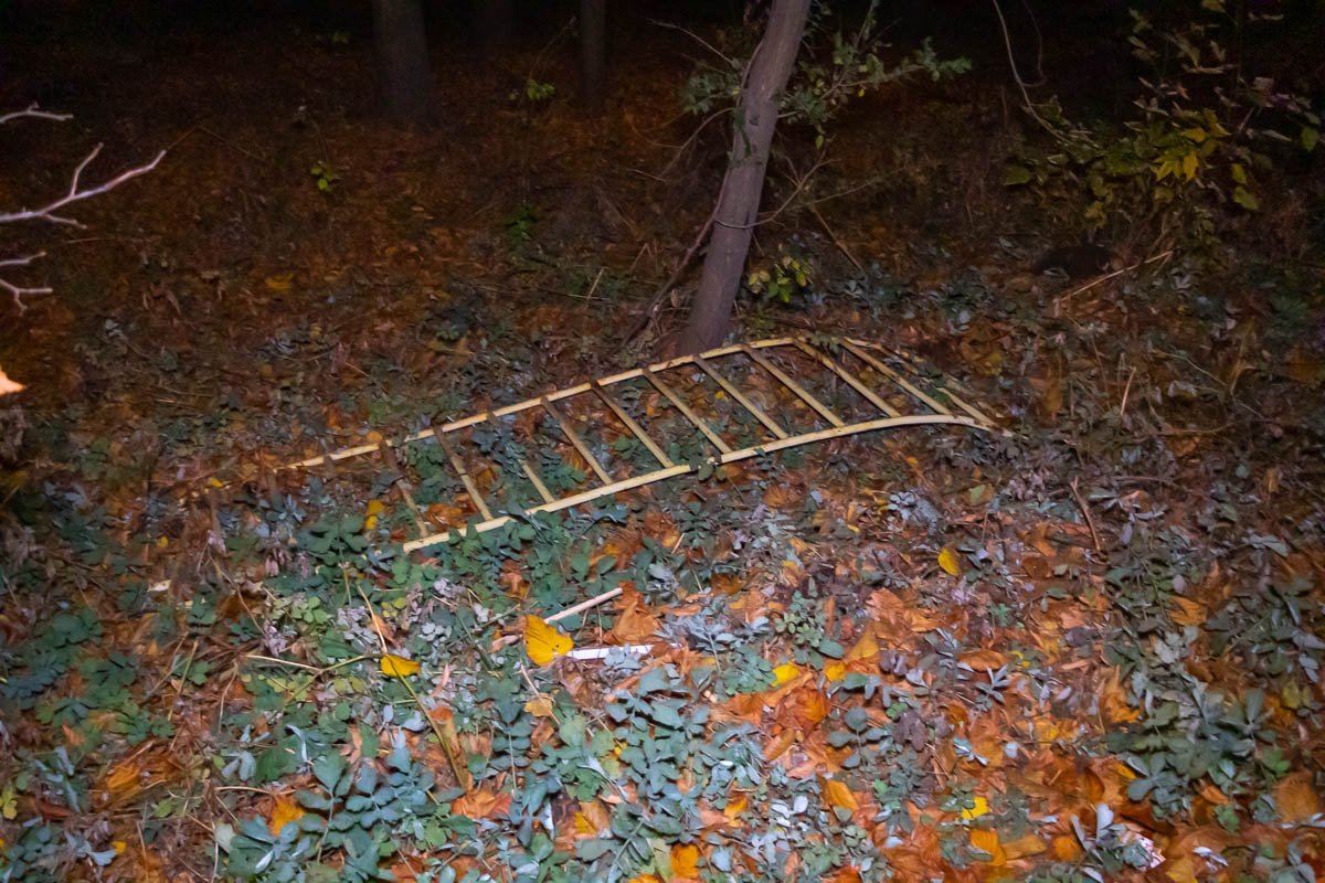 Всего грузовик снес около 15 метров ограждения, оторвал бензобак и закопался колесами в земле Всего грузовик снес около 15 метров ограждения, оторвал бензобак и закопался колесами в земле