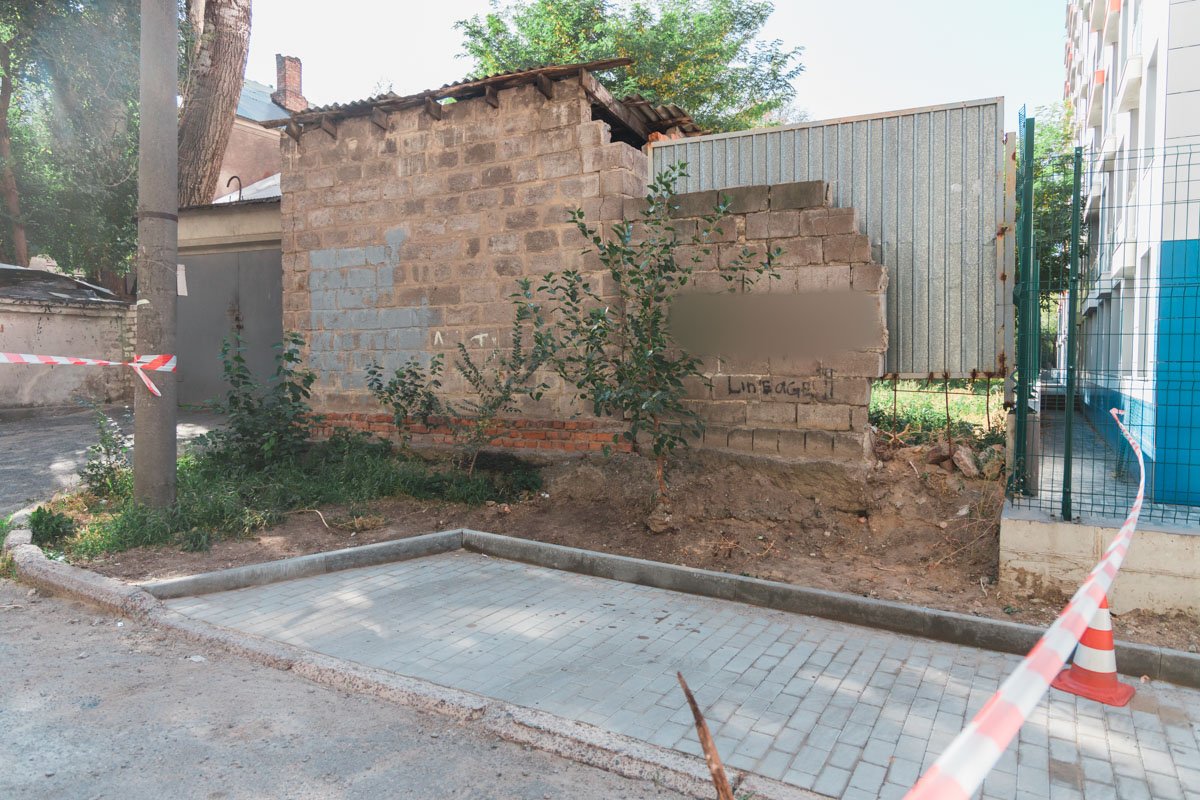 Сейчас на месте работают патрульные и сотрудник взрывотехнической службы Сейчас на месте работают патрульные и сотрудник взрывотехнической службы