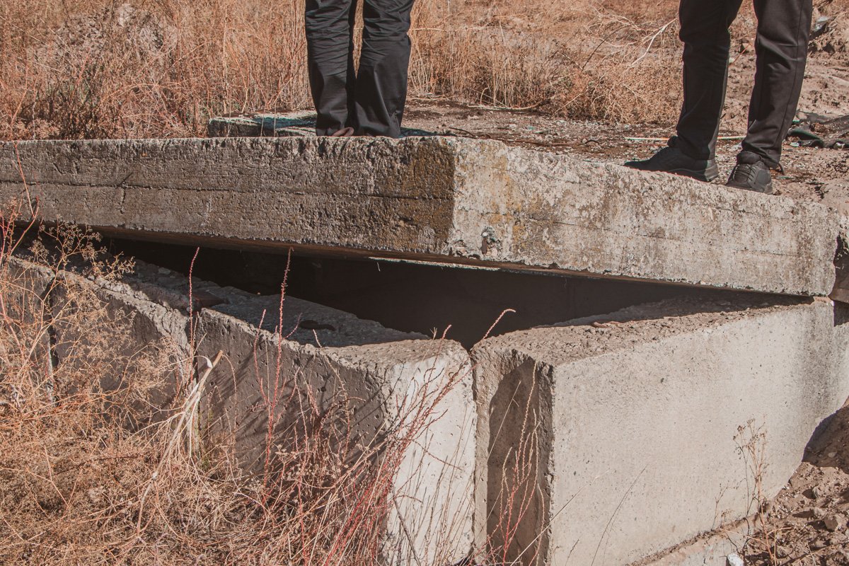 Мучина услышал трупных запах и решил найти место, откуда он исходит Мучина услышал трупных запах и решил найти место, откуда он исходит