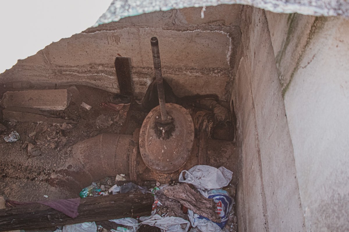 Тело мужчины лежало в углу среди кучи мусора Тело мужчины лежало в углу среди кучи мусора