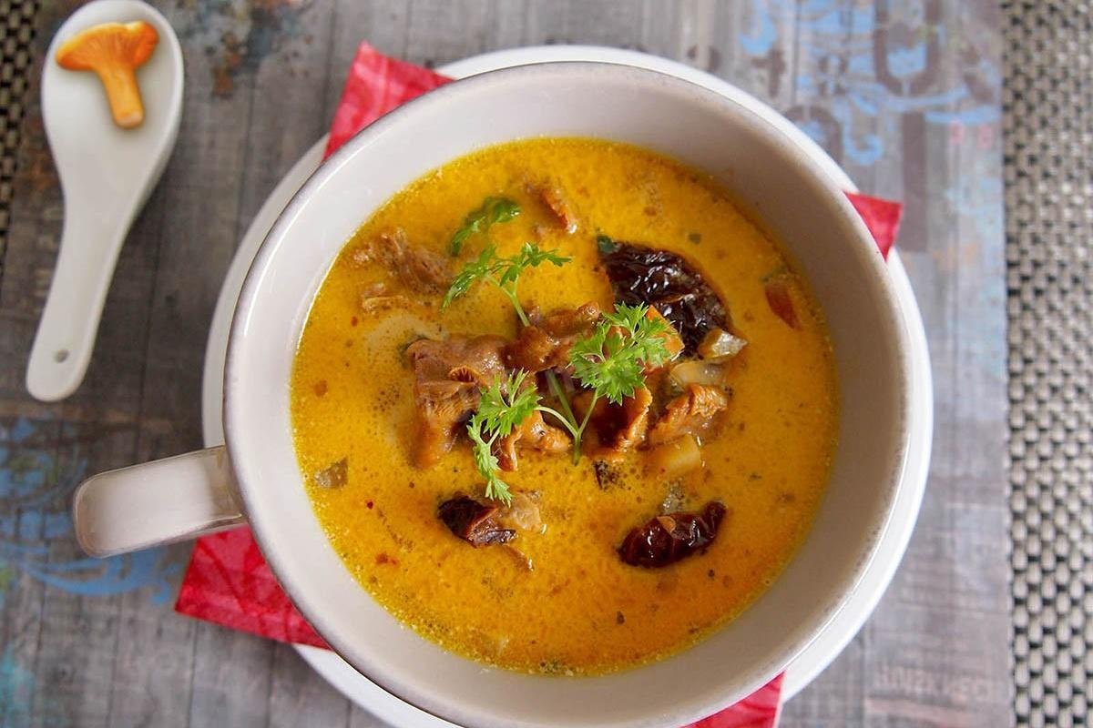 Простые и вкусные рецепты: как приготовить сырный суп с лисичками 1