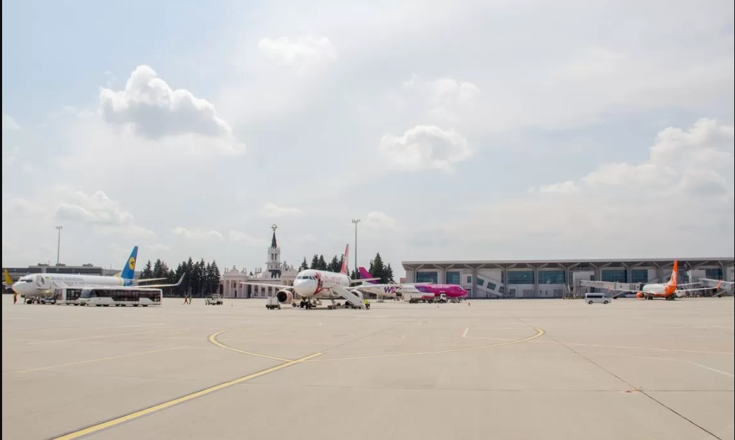 В харьковский аэропорт Ярославского прилетел миллионный пассажир 3