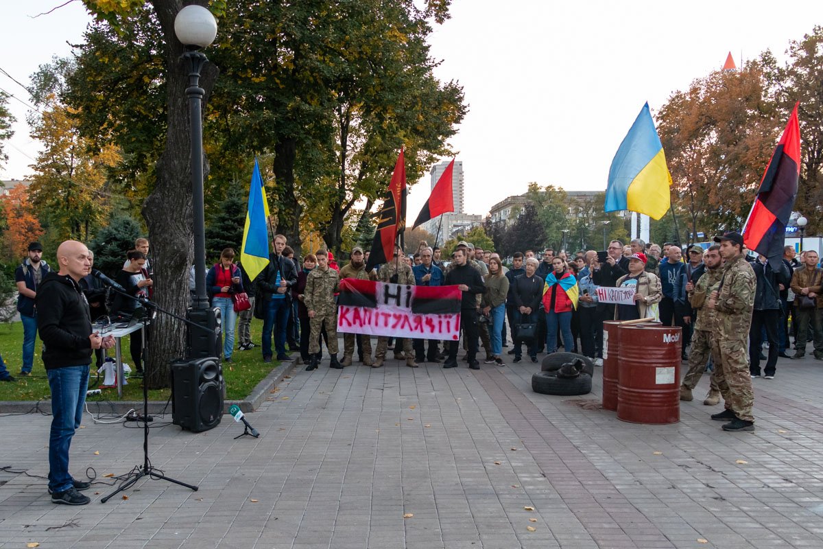 Последние новости о подписании формулы Штайнмайера заставили сотни людей выйти на площадь возле ДнепрОГА