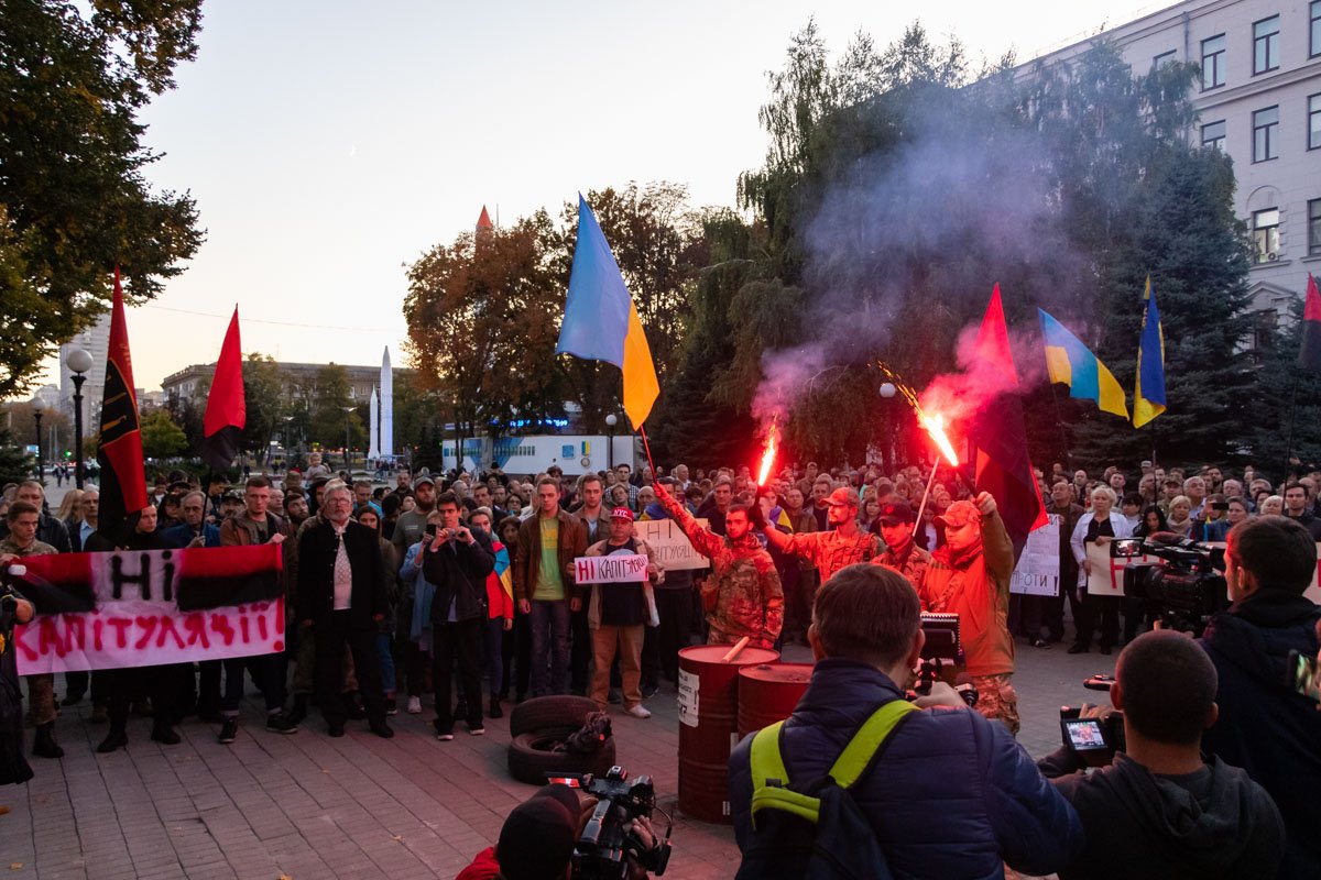 В руках митингующих — плакаты и флаги, в сердцах — желание сохранить нашу страну целой
