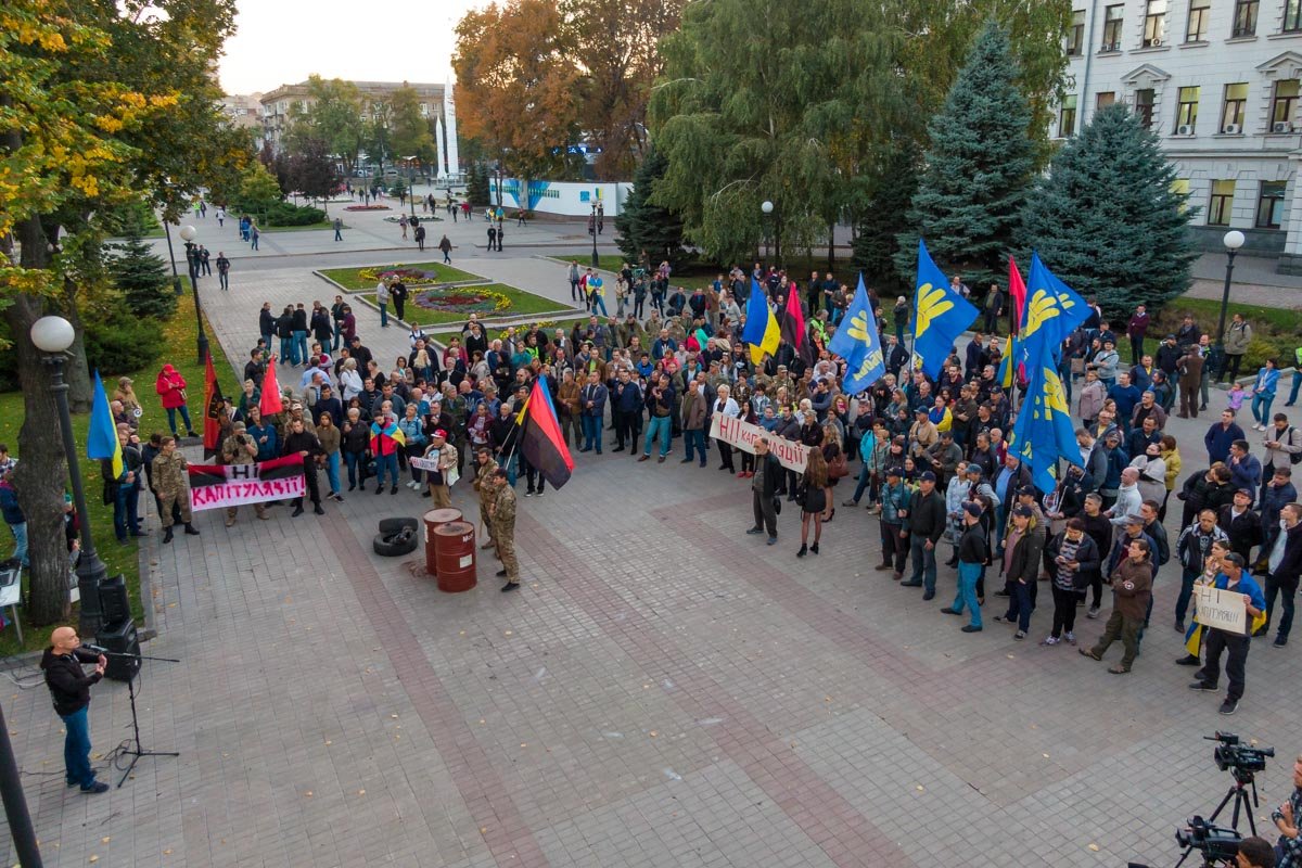 Те, кто сегодня собрался возле ДнепрОГА — один из голосов народа