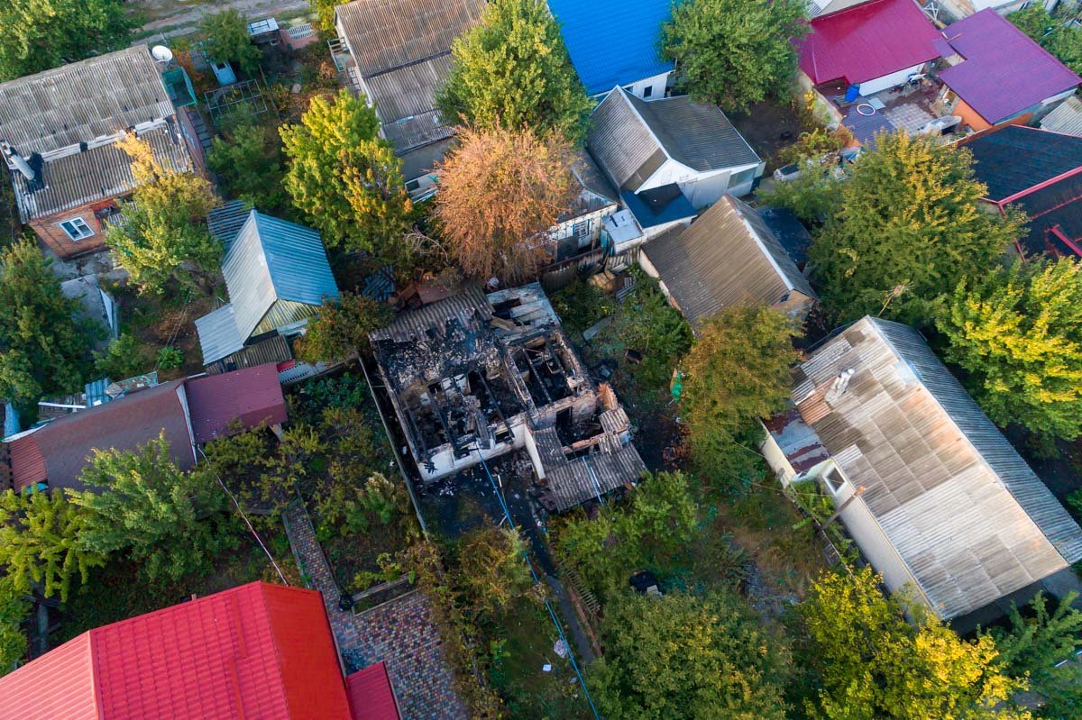 Пожар уничтожил крышу, стены, потолок и повредил домашнее имущество, окна и двери Пожар уничтожил крышу, стены, потолок и повредил домашнее имущество, окна и двери
