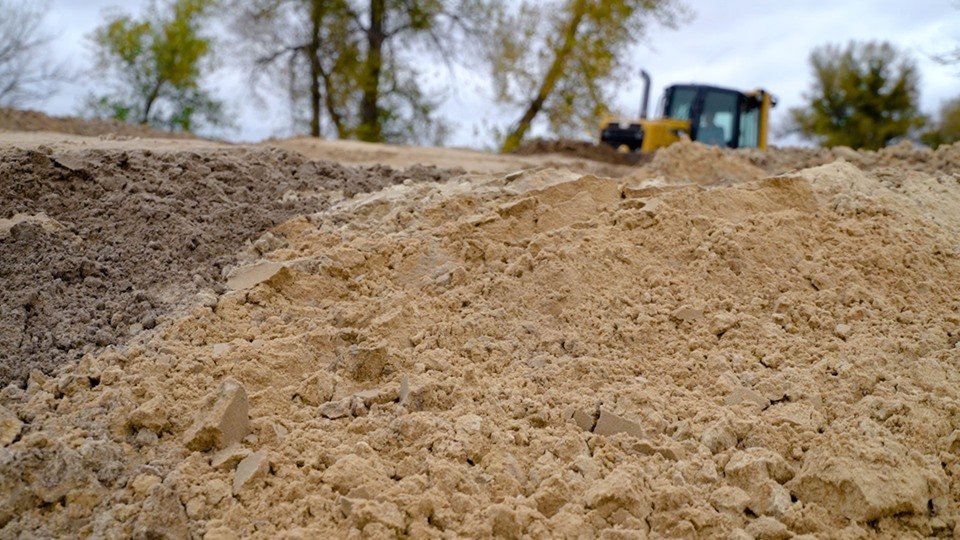 Трассу фактически с нуля строят в полях Трассу фактически с нуля строят в полях