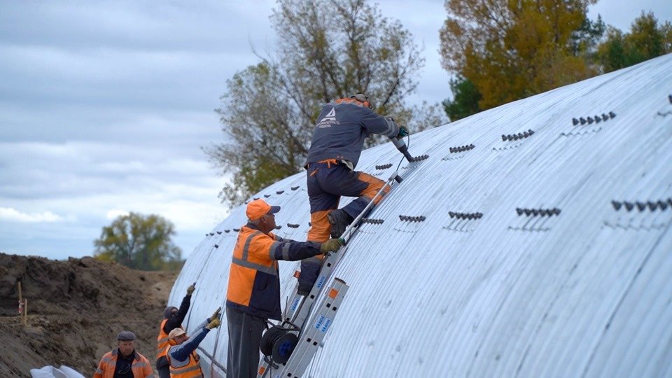 Работы идут в несколько смен Работы идут в несколько смен