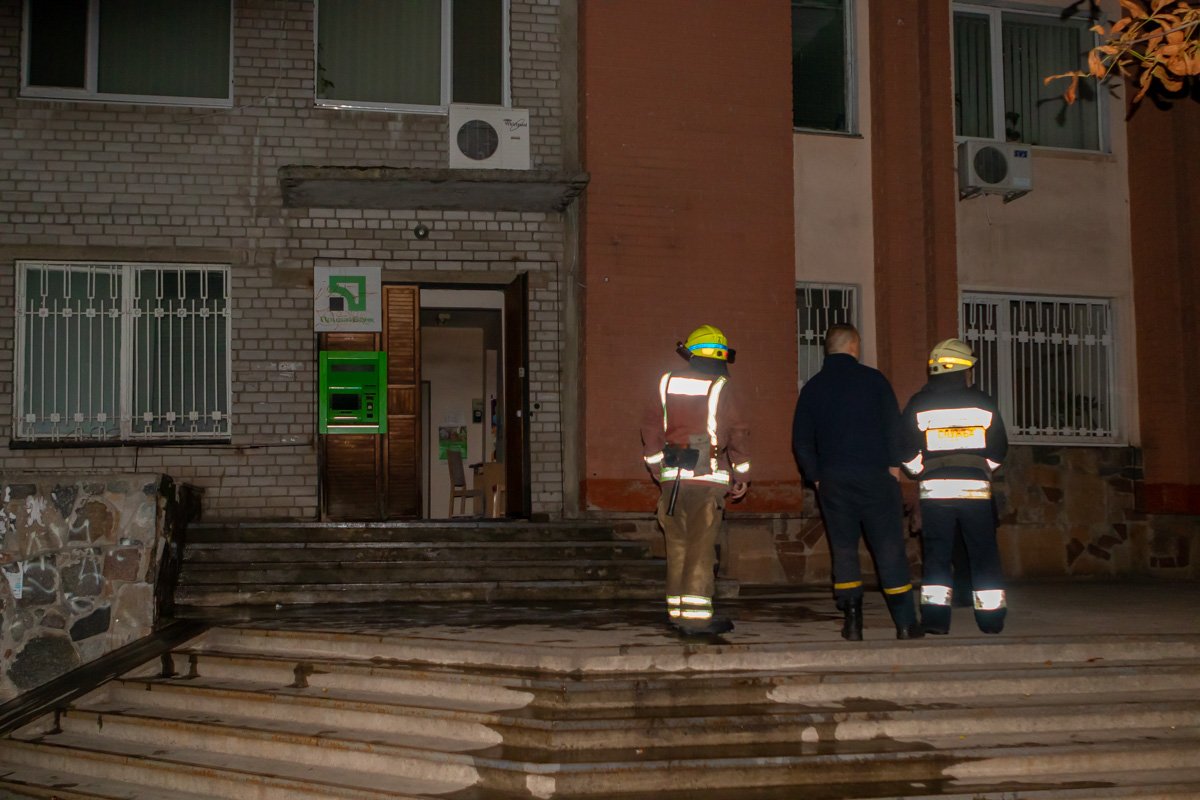 Банкомат находился в здании ЗАГСа Банкомат находился в здании ЗАГСа