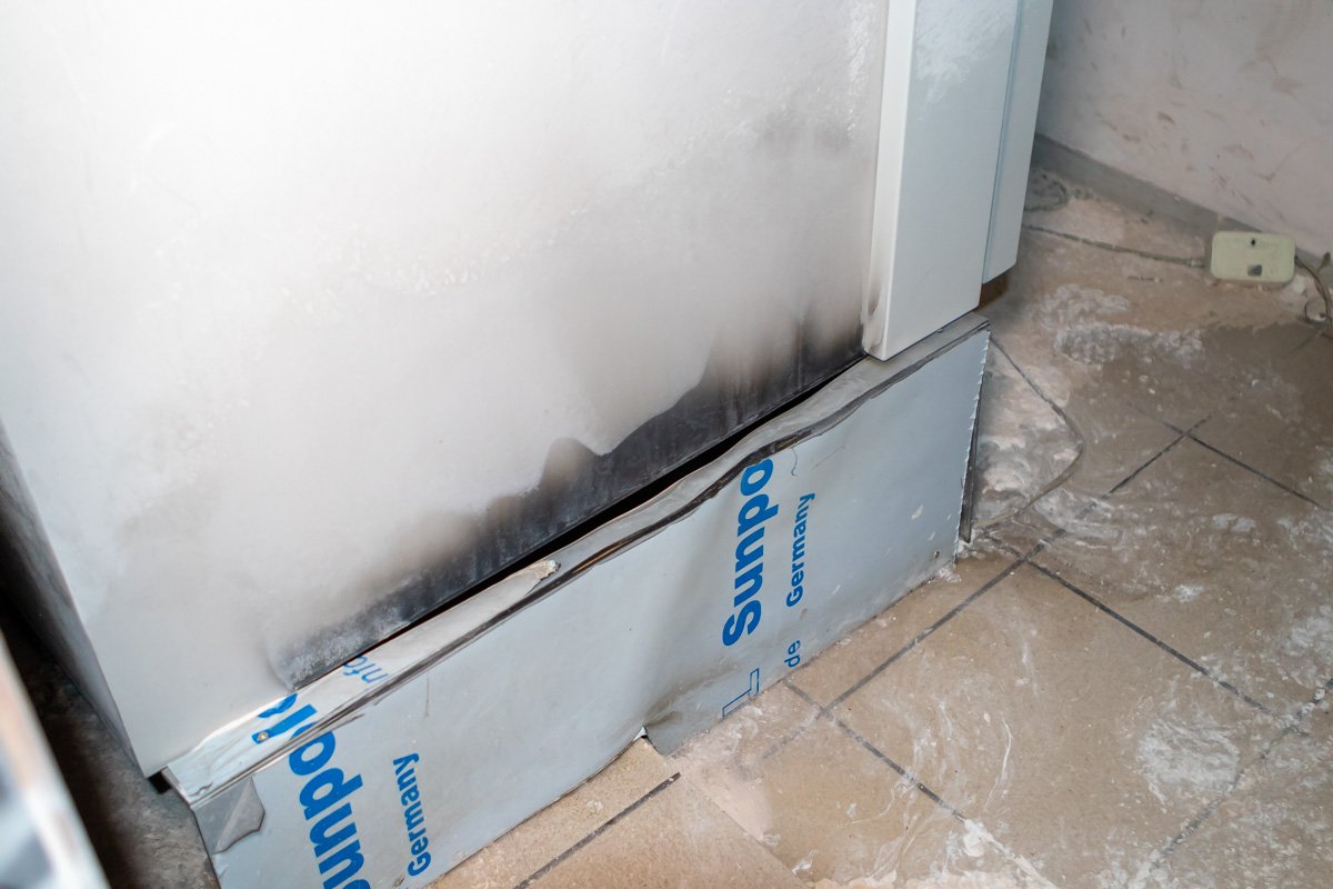 Преступники провели провода к банкомату и таким образом связали его с газовым баллоном Преступники провели провода к банкомату и таким образом связали его с газовым баллоном