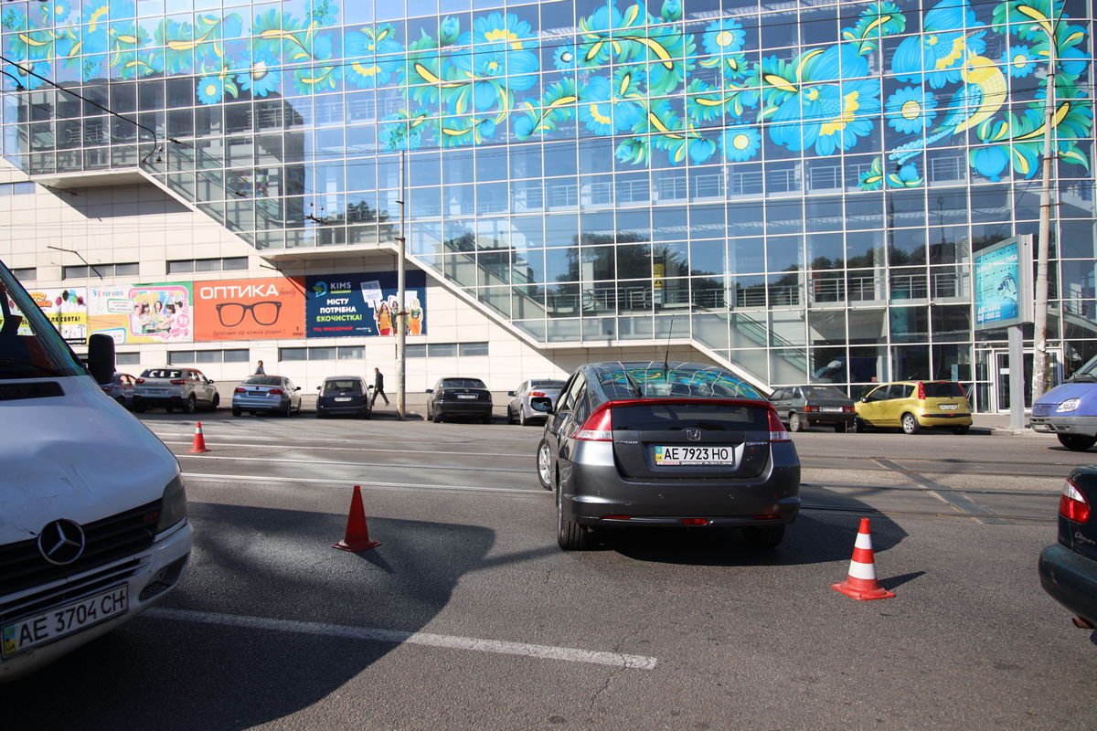 Предварительно, женщина выскочила под колеса Honda Предварительно, женщина выскочила под колеса Honda