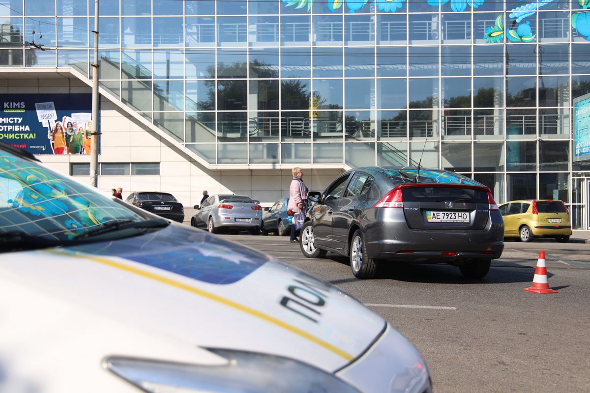 С места аварии пострадавшую забрала скорая помощь С места аварии пострадавшую забрала скорая помощь