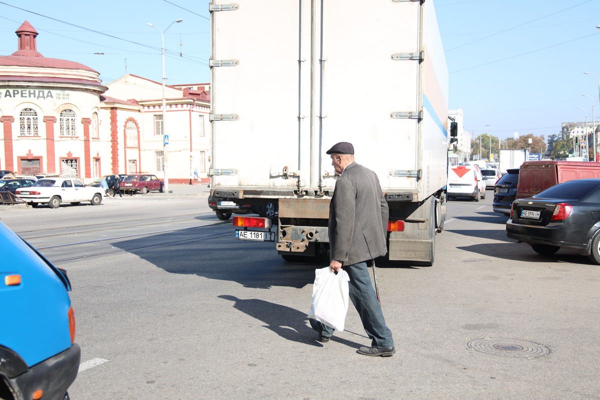 Хоть у них на глазах сбей кого-то - будут продолжать бегать между машинами Хоть у них на глазах сбей кого-то - будут продолжать бегать между машинами