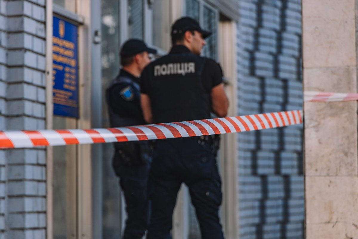 Всех работников эвакуировали, а главный вход оцепили сигнальной лентой Всех работников эвакуировали, а главный вход оцепили сигнальной лентой