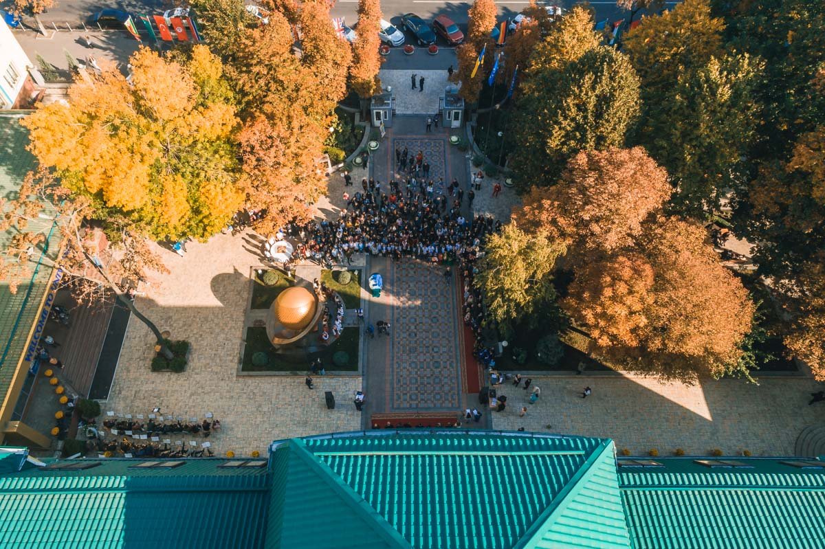 На праздновании собрались студенты и почетные гости