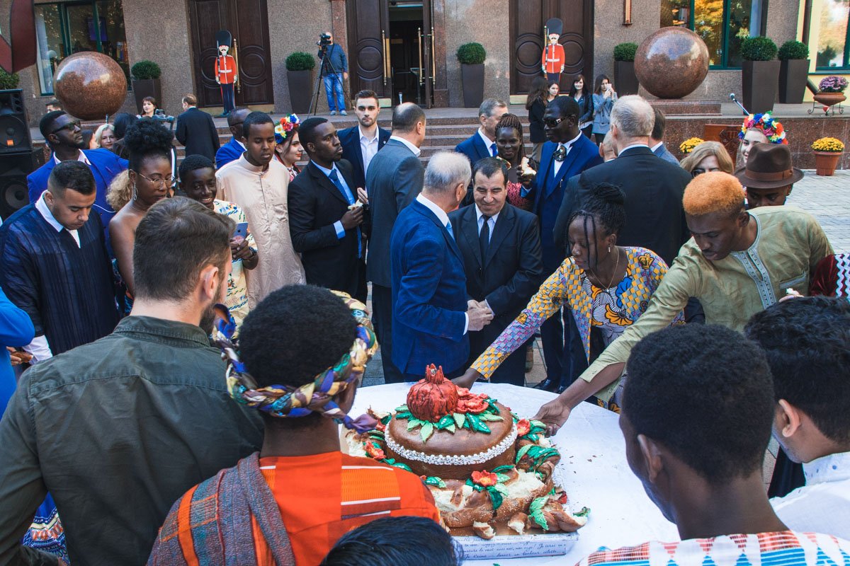 Все присутствующие “переломили” роскошный каравай, декорированный цветами и гранатом