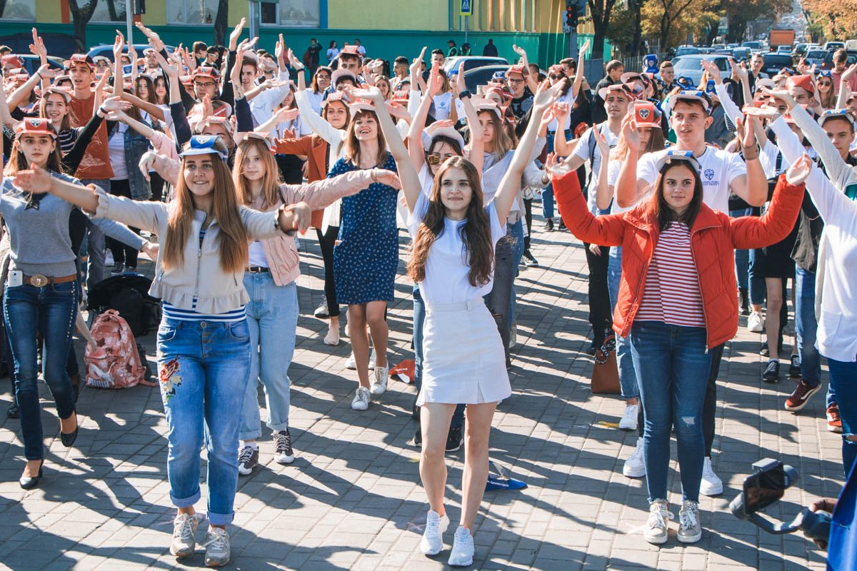 На набережной возле фонтана “Сфера” проовели танцевальный флешмоб U*Step