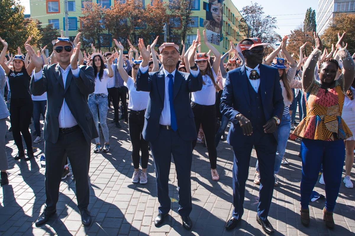 И объединяет людей