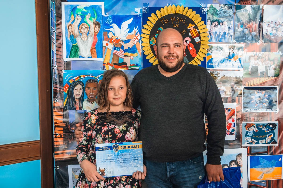 Участникам конкурса вручали сертификаты 