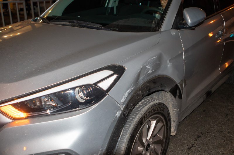 Автомобили получили вмятины и царапины Автомобили получили вмятины и царапины