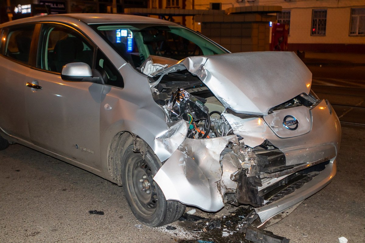 У машины основательно разбита правая фара У машины основательно разбита правая фара