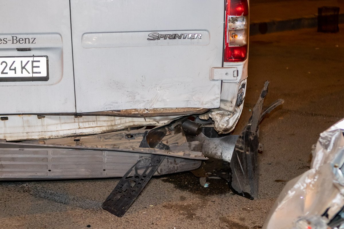 У Mercedes Sprinter поврежден бампер У Mercedes Sprinter поврежден бампер