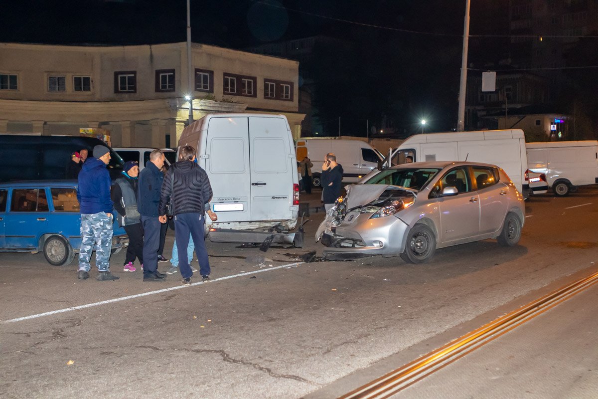Авто заняли полосу движения Авто заняли полосу движения