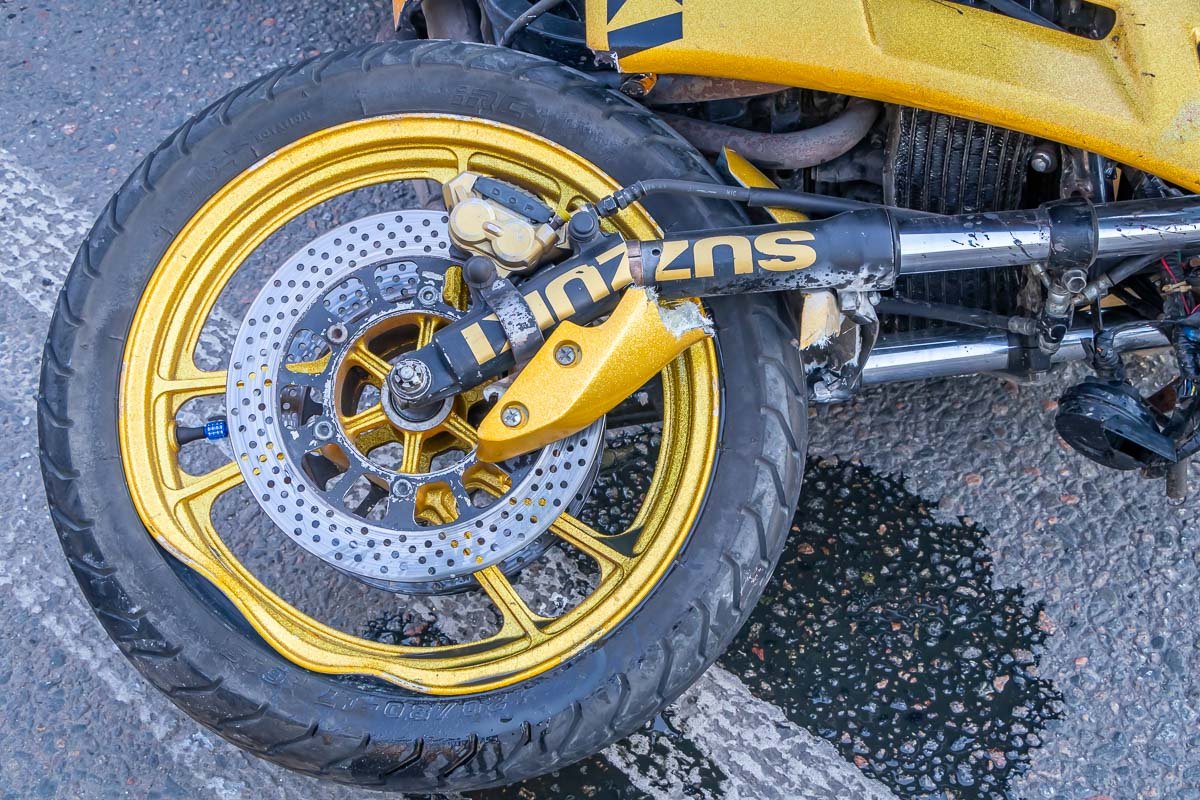 Изогнутое колесо мотоцикла Изогнутое колесо мотоцикла