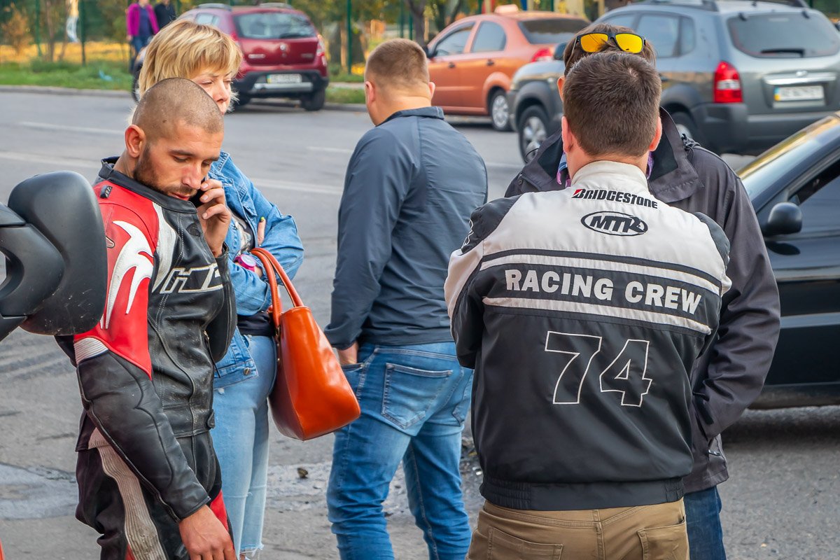 Авария привлекла к себе внимание прохожих Авария привлекла к себе внимание прохожих