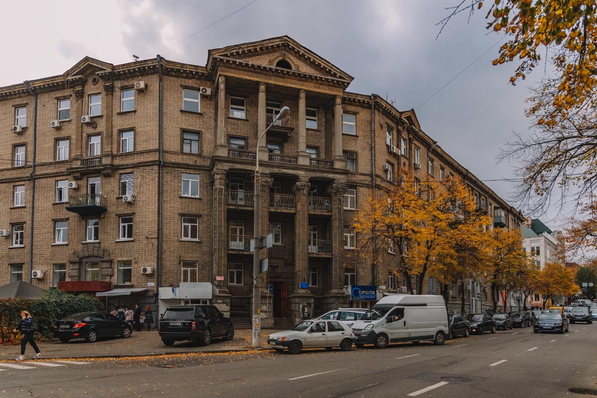 Осень наступает мне на пятки. Я сажусь в пропахший сном вагон.