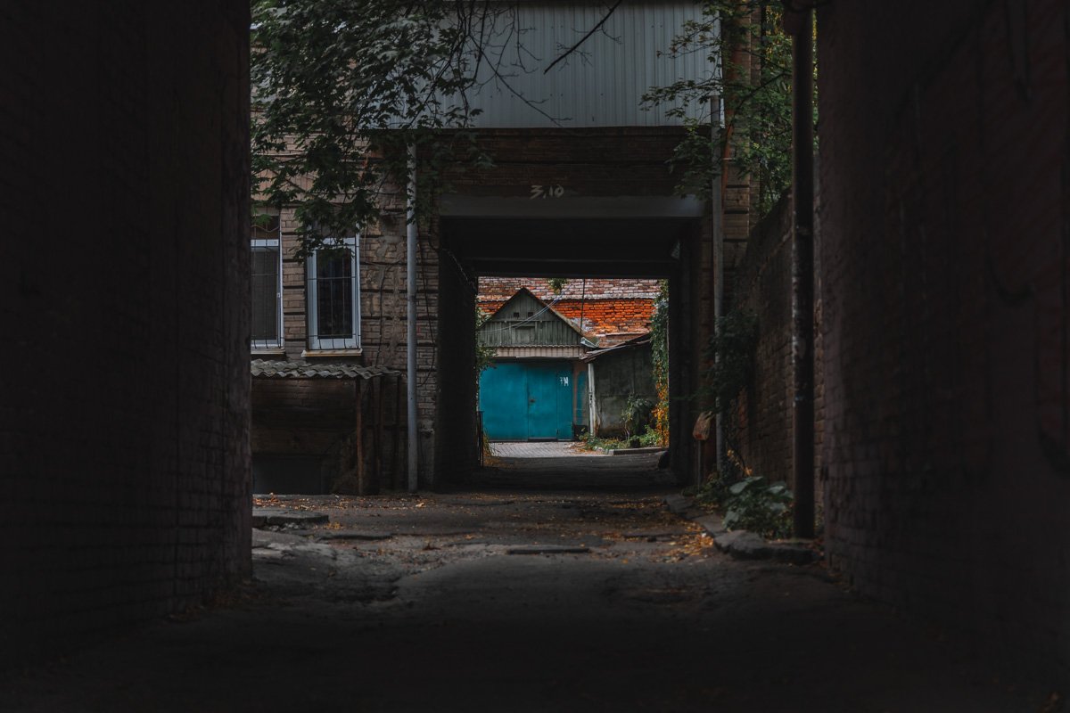 Доверху навьюченный стихами, По колено в брошенных мечтах,