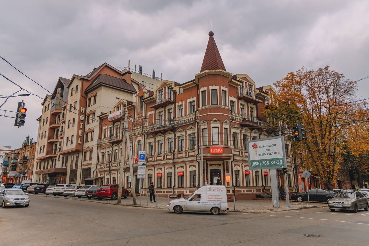 Я всё так же верю в человека, Верю в его радужные сны.