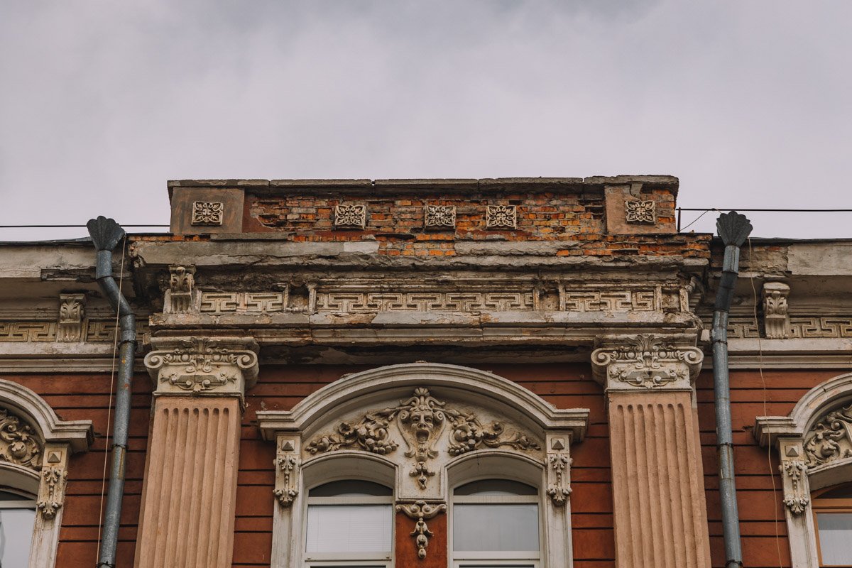 Верю, что улыбка лечит раны, Верю, что объятия крепче бурь.