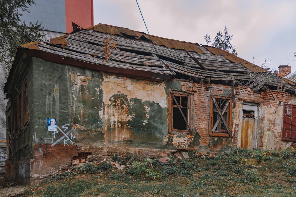 Мой рюкзак всегда добром нагружен, И в карманах тёплые моря.