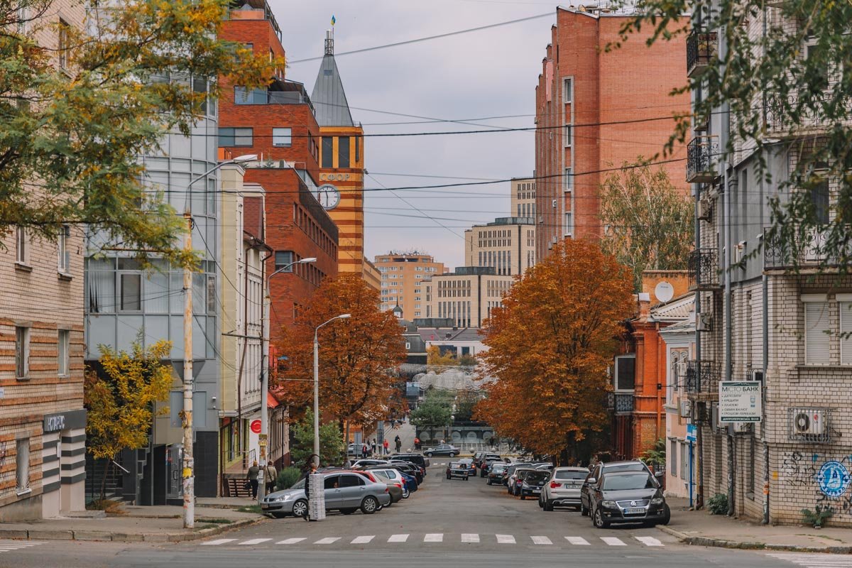 Значит, кто-то помнит моё слово, Кто-то бережёт его в душе. Я вернусь... Да!
