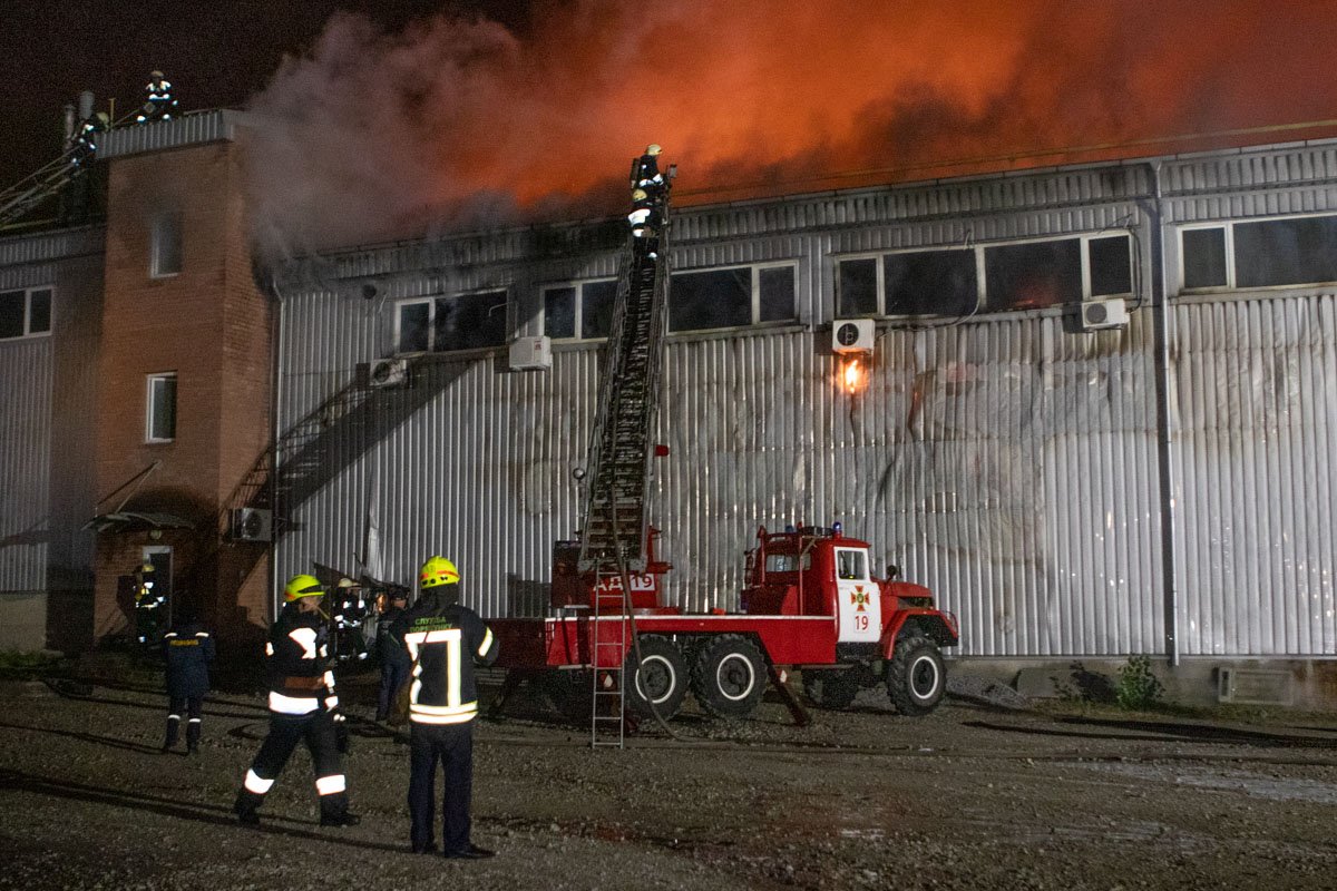 В Днепре на проспекте Труда горели складские помещения В Днепре на проспекте Труда горели складские помещения