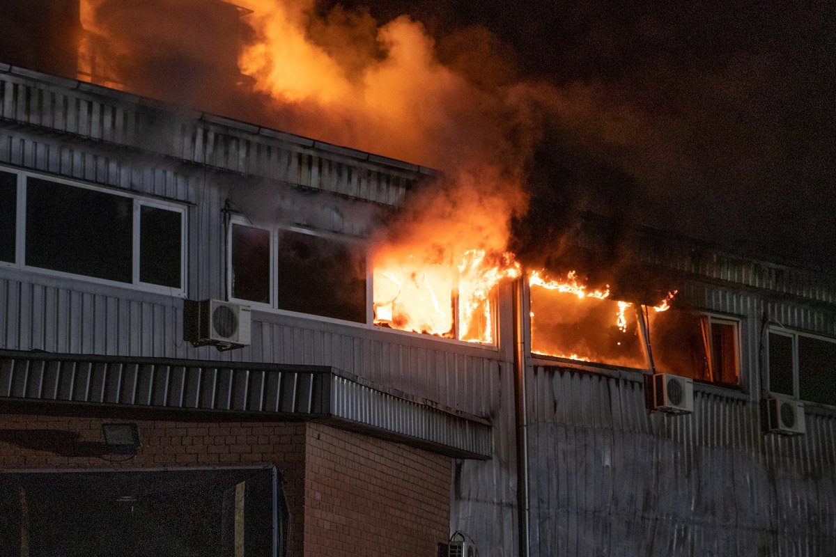 Пожаром уничтожена большая часть здания Пожаром уничтожена большая часть здания