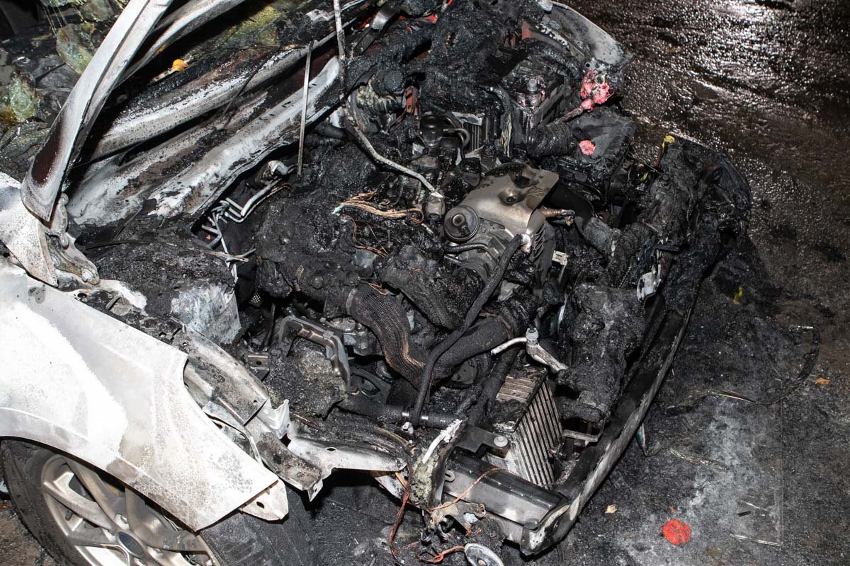 Местные жители пытались самостоятельно потушить автомобиль Местные жители пытались самостоятельно потушить автомобиль