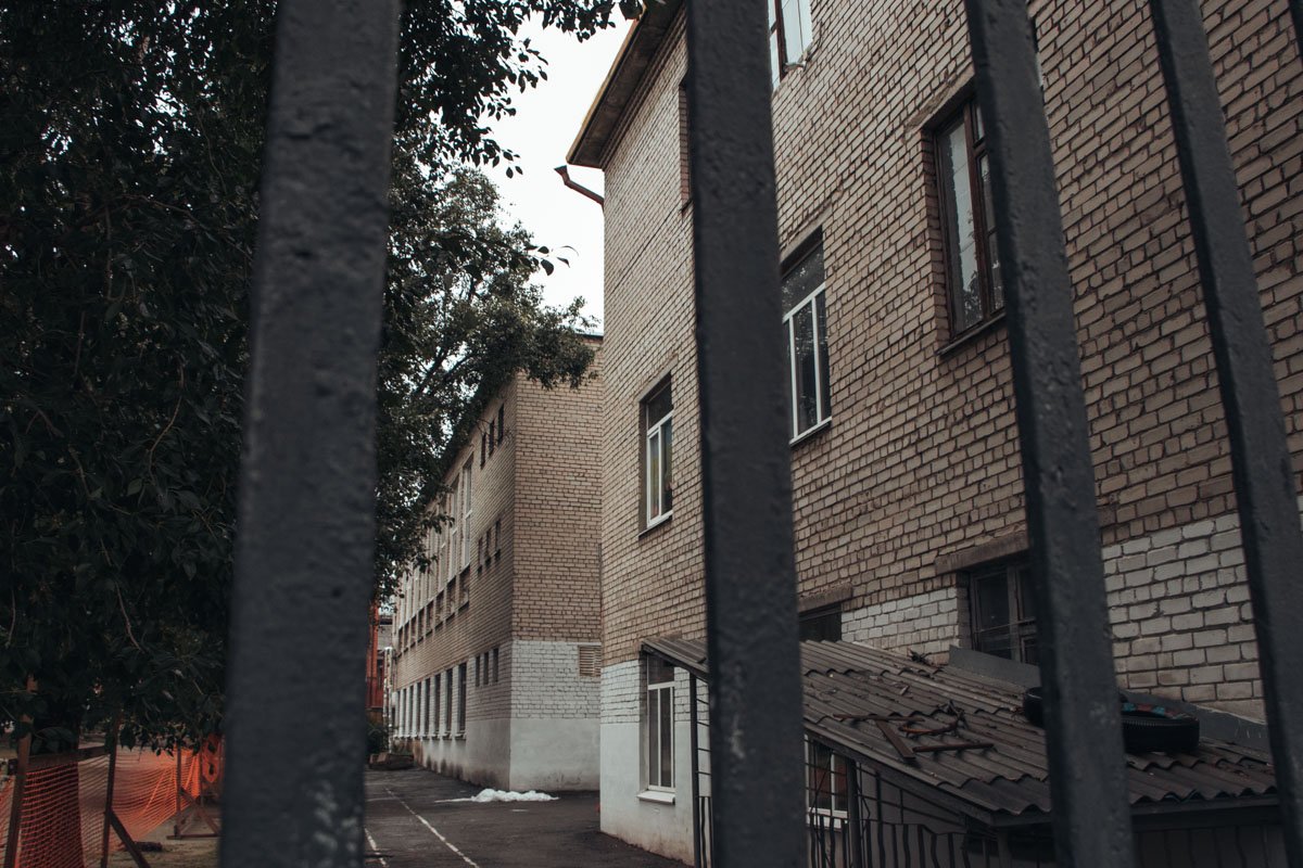 Школа расположилась напротив собора