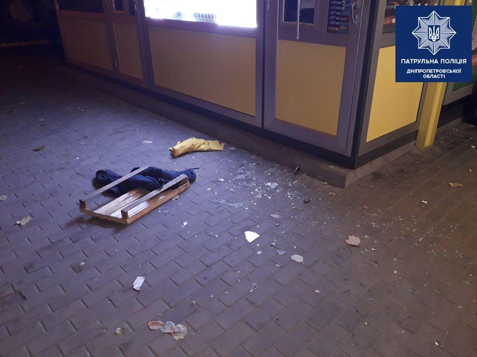 В Днепре мужчина так хотел курить, что разгромил киоск В Днепре мужчина так хотел курить, что разгромил киоск