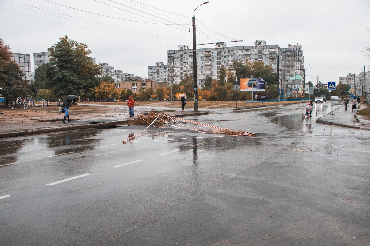 Провал расположился на проезжей и пешеходной частях