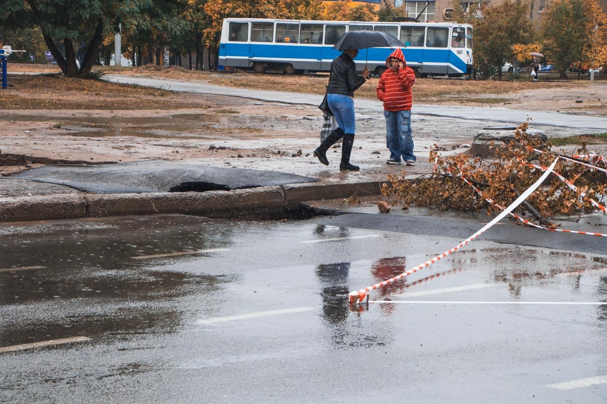 Яма образовалась там еще неделю назад