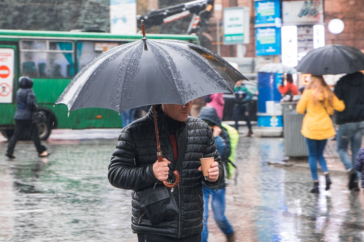 Пока дойдете до остановке, вместо кофе в стакане будет дождь