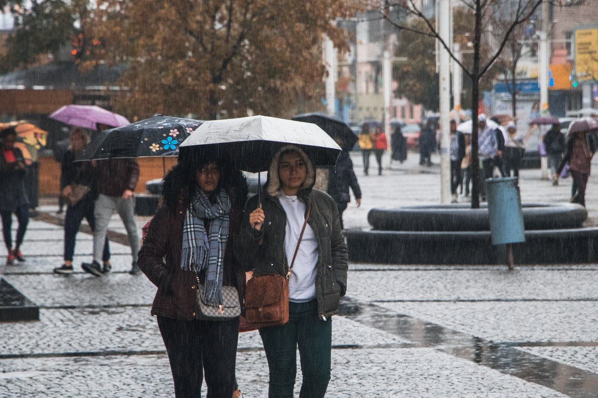 Если делать руками круговые движения, можно представить, что вы просто пошли в бассейн