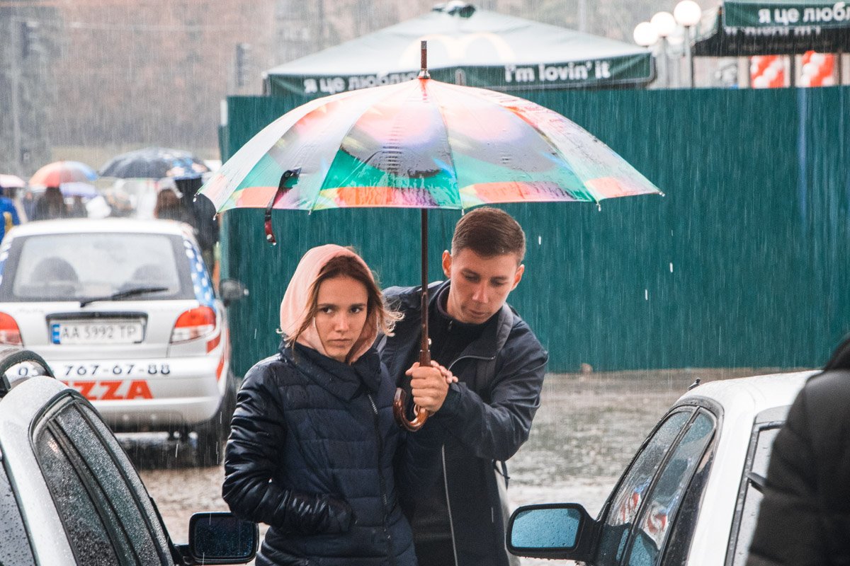Делить один зонт на двоих - это любовь