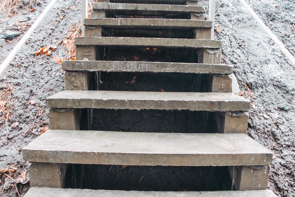 Лестница находится на Левом берегу