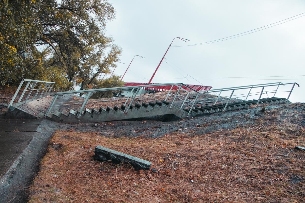 Рядом разбросан строительный мусор