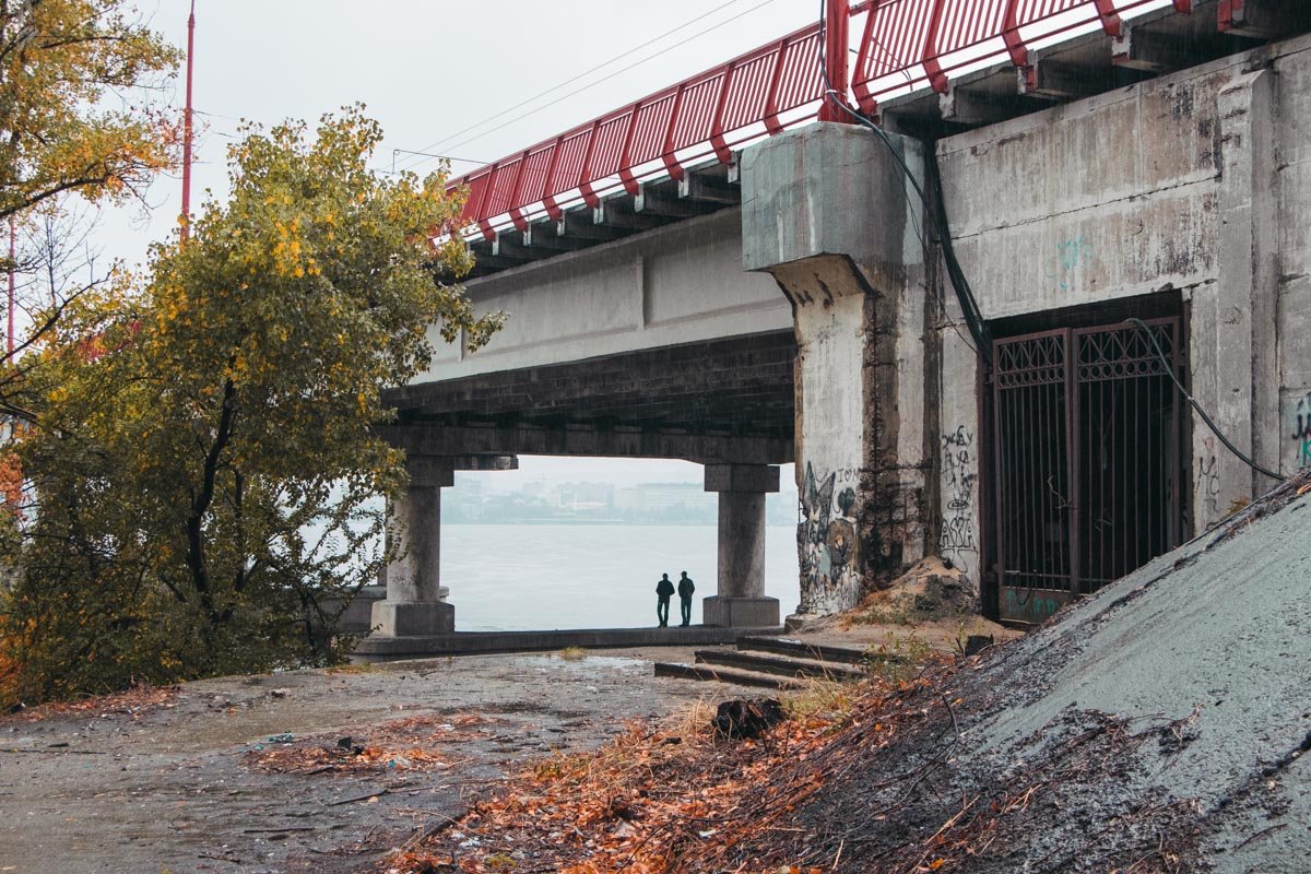 Очевидцы сообщали, что недавно под мостом валялись куски ступенек