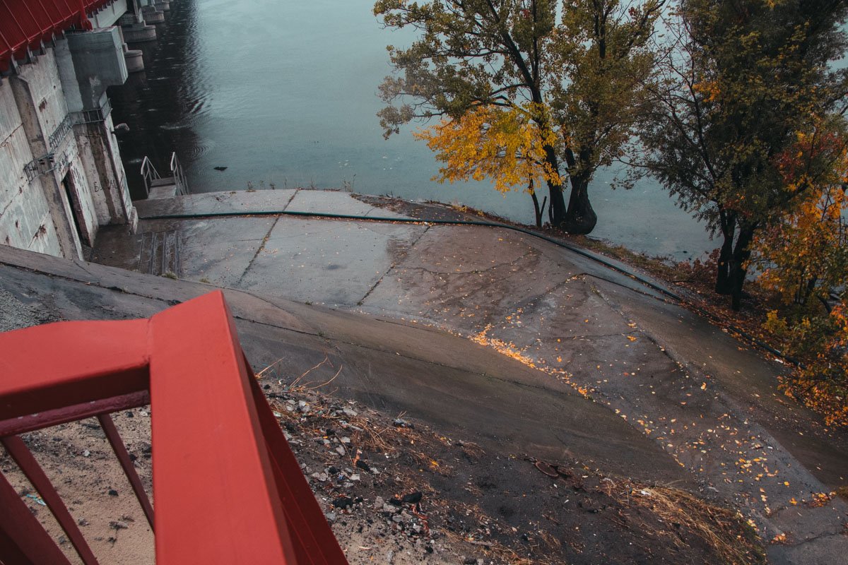 Летом у моста снесли все стены