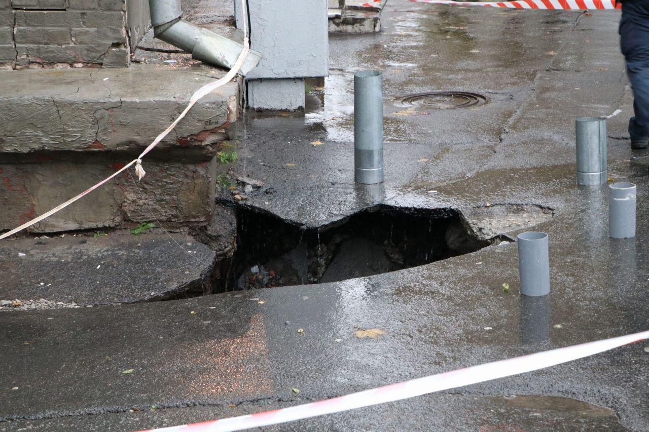 Под зданием образовался провал